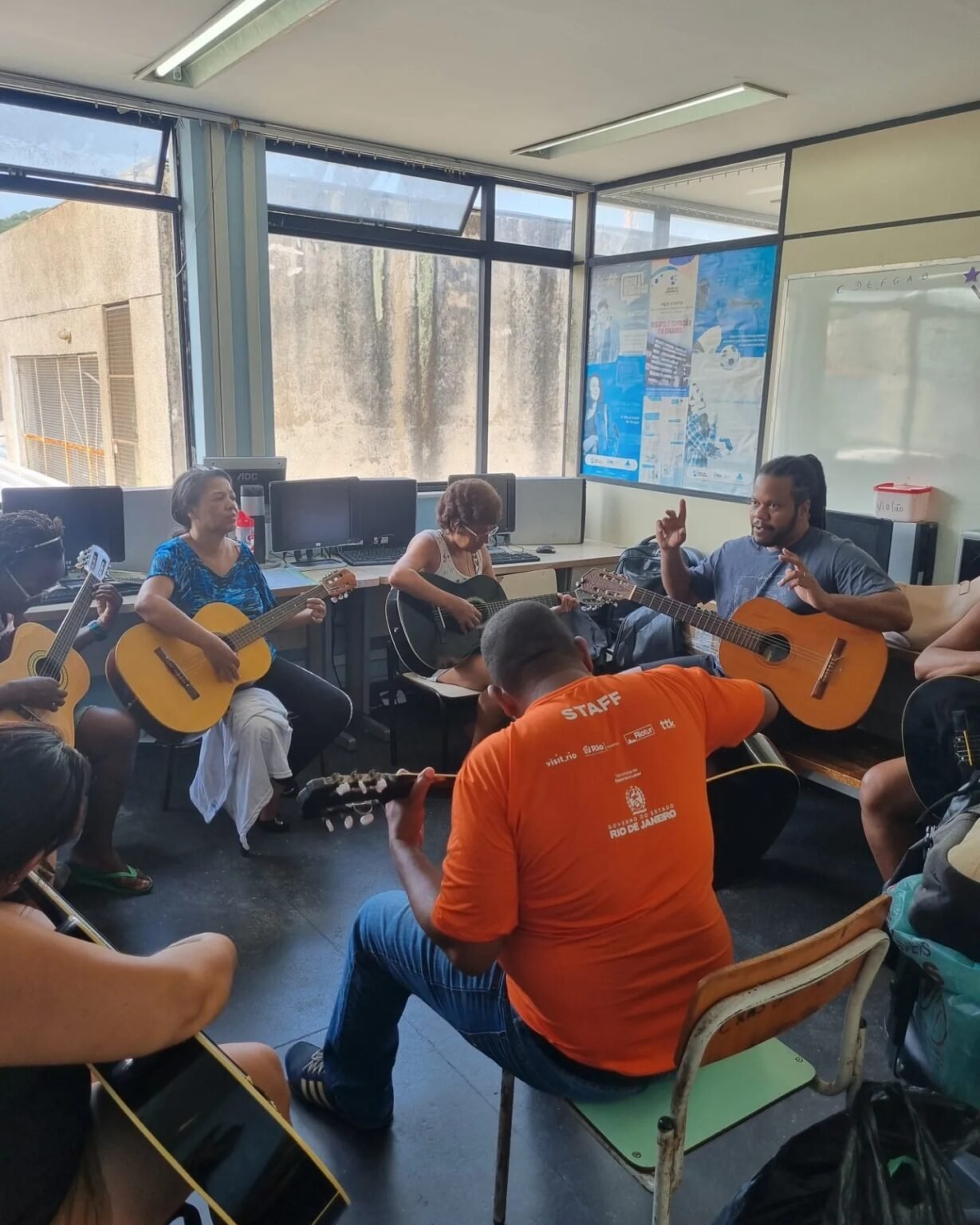 Aula do curso de Violão
